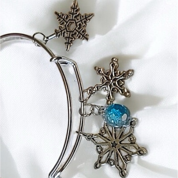 CUTE Snowflake Silver Charm Bangle Bracelet with Blue charm. NEW Handmade - Picture 2 of 7